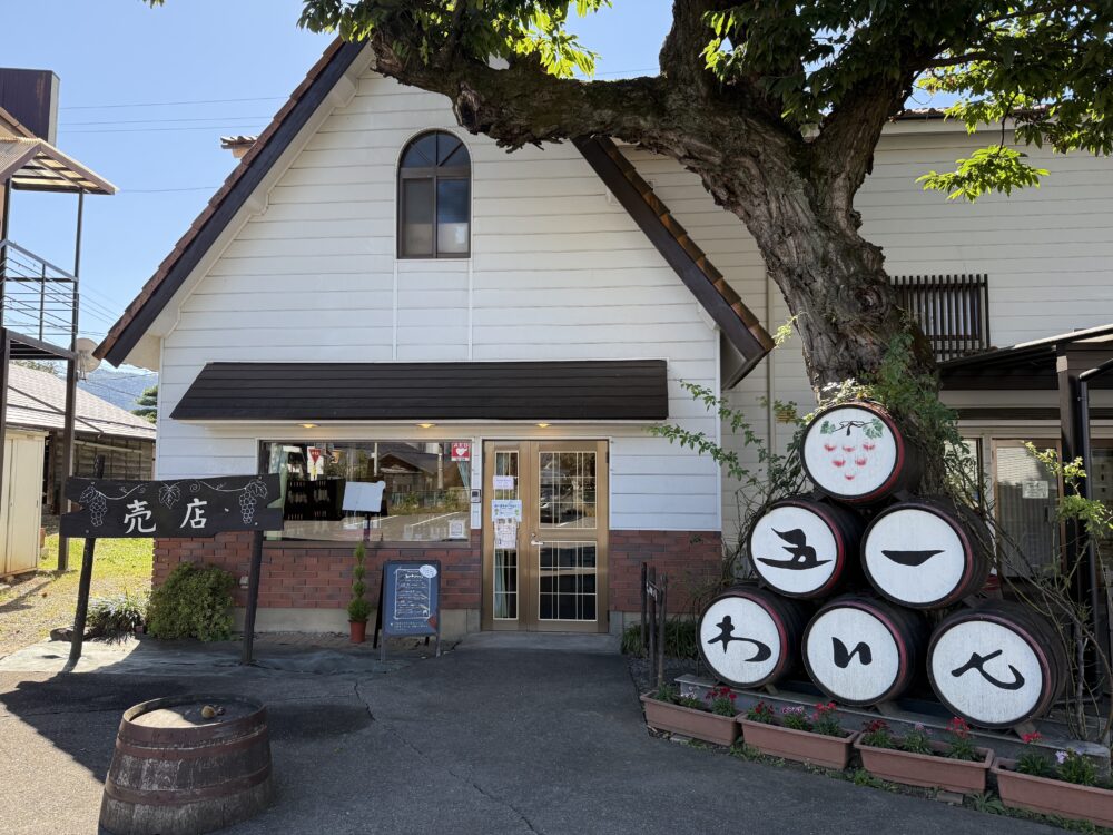 長野県塩尻市の五一わいん、売店の入り口。ワイン樽に「五一わいん」の文字